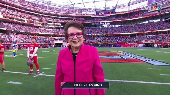 Billie Jean King lançou a moeda ao ar no Super Bowl 2022