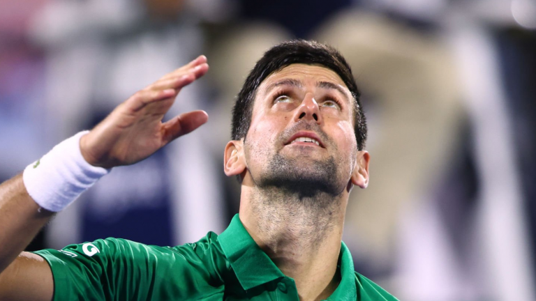 Djokovic volta a jogar muito e derrota vice-campeão olímpico no Dubai