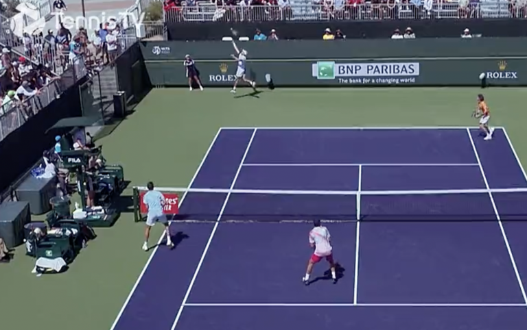 [VÍDEO] És tu, Federer? Karatsev brilha a fazer lembrar pancada famosa do suíço contra Roddick
