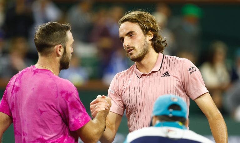 Tsitsipas sobrevive a batalha fantástica contra Sock e está na 3.ª ronda