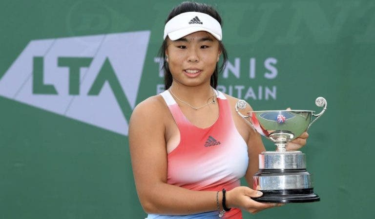 Miúda de 14 anos sagra-se campeã sub-18 em Inglaterra e garante lugar no ‘qualy’ de Wimbledon