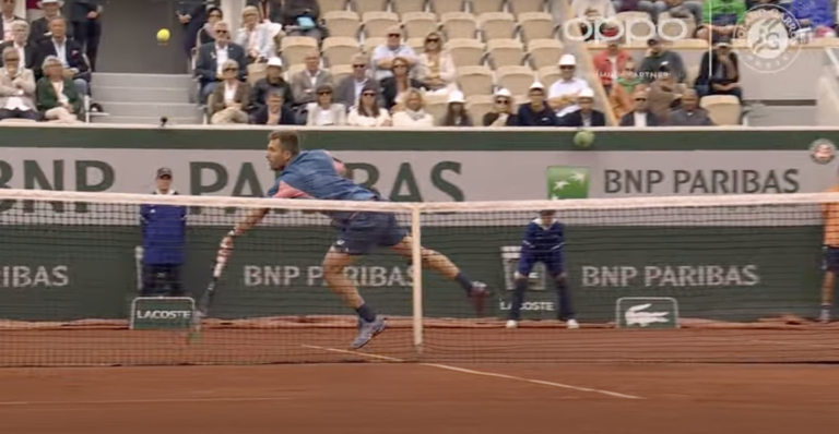 [VÍDEO] Moutet faz ponto do dia em Roland Garros com vólei absurdo que voltou para o seu campo