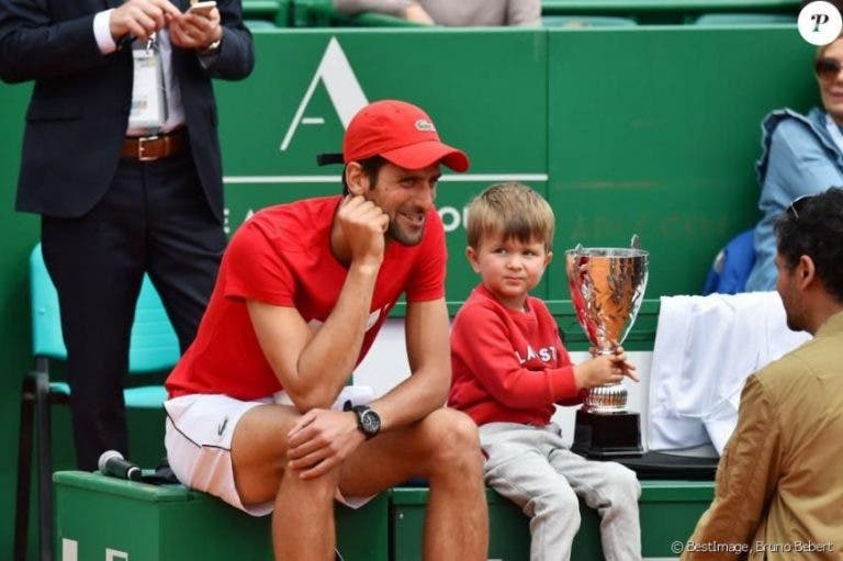 Filho de peixe sabe… ganhar! Filho de Djokovic conquistou primeiro troféu e o pai ficou orgulhoso