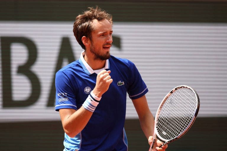 Medvedev continua a impressionar e segue tranquilo para a 3.ª ronda em Roland Garros