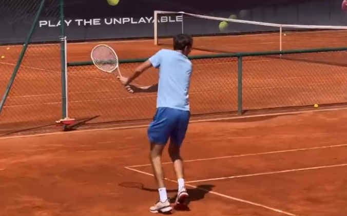 Pronto para Roland Garros? Medvedev surge na academia de Mouratoglou a treinar em terra batida