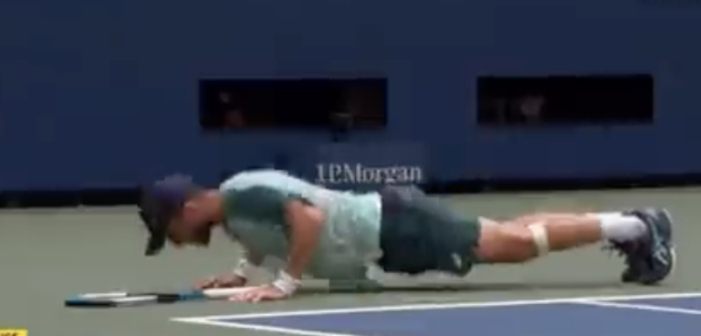 [VÍDEO] Moutet estava a ser tão arrasado… que se atirou para o chão a fazer flexões