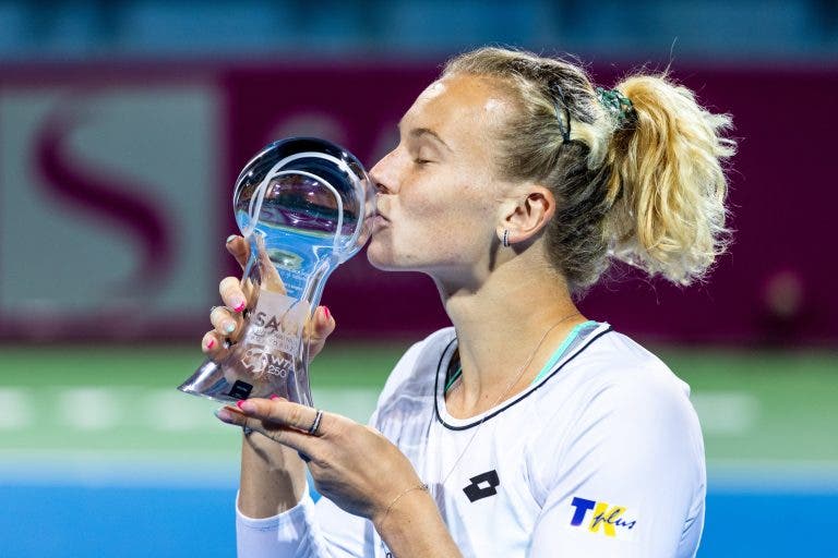 Siniakova vence batalha de três horas e nega primeiro título desde Wimbledon a Rybakina