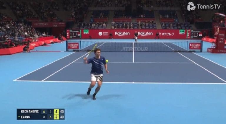 [VÍDEO] Surreal: Kecmanovic salva seis match points (um deles com este tweener) e bate Evans em Tóquio