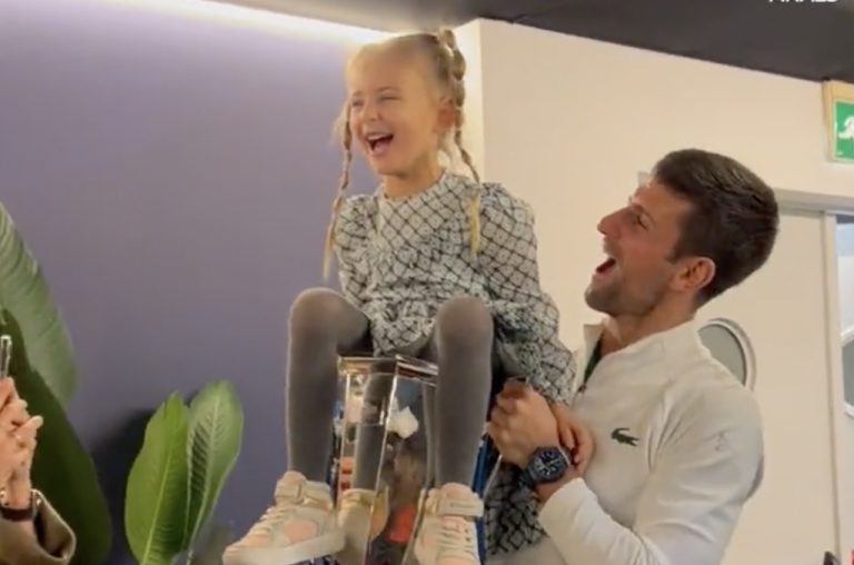 Novak Djokovic ajuda crianças do pré-escolar na Sérvia