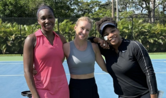 Serena Williams volta aos courts e treina com a irmã Venus na Florida