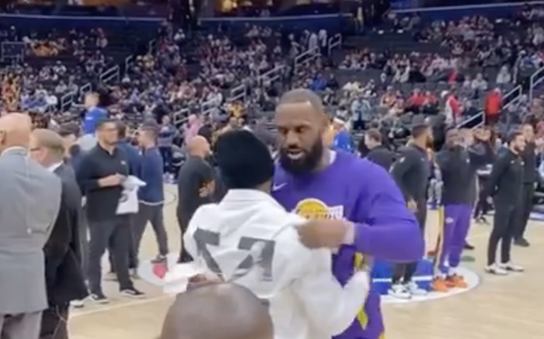[VÍDEO] Não é para todos! Tiafoe foi ver jogo da NBA e acabou abraçado por… LeBron James