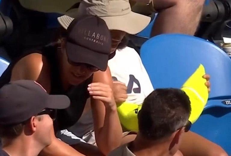 [VÍDEO] Foi uma explosão? Encontro de Tiafoe interrompido por bola de ténis gigante que… rebentou