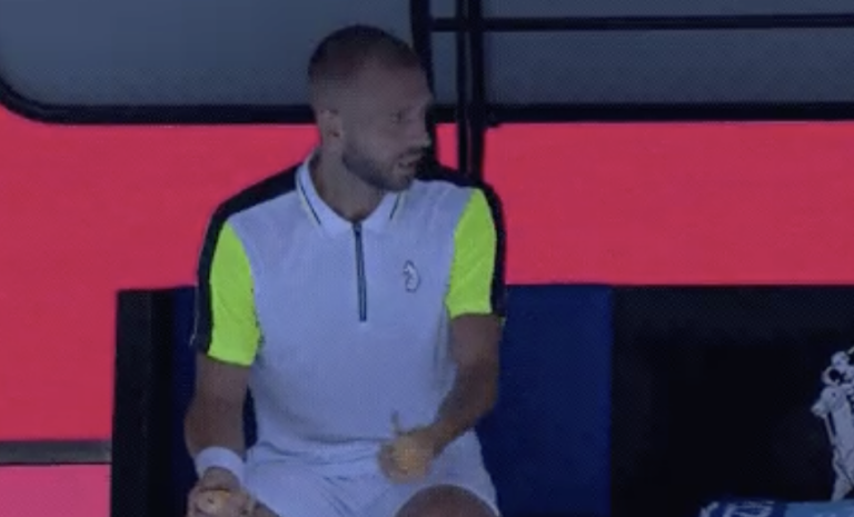 [VÍDEO] Evans deu energia a Rublev ao partilhar… as últimas bananas que havia no court