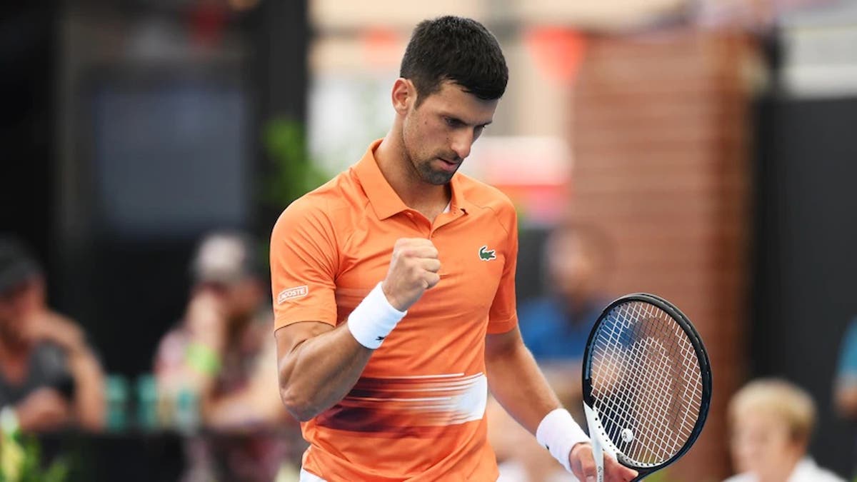 Djokovic vai à cerimônia da Bola de Ouro e abraça Messi