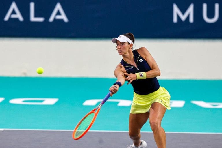 Luisa Stefani comemora vitória que a colocou na semi de duplas de Abu Dhabi