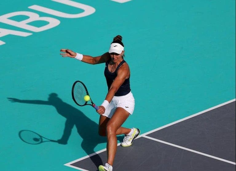 Bia Haddad aplica ‘pneu’ e bate Bouzkova na estreia em Abu Dhabi