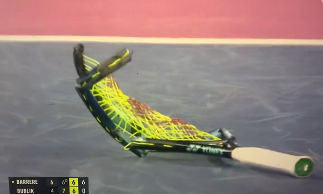 [VÍDEO] Bublik perde a cabeça e quebra três raquetes em sequência