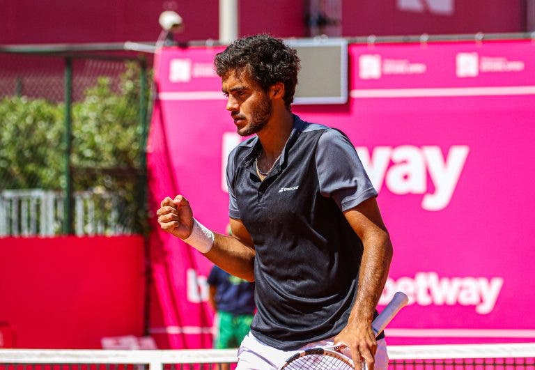 Cabral volta às vitórias na ATP mais de dois meses depois com bom triunfo em Bucareste