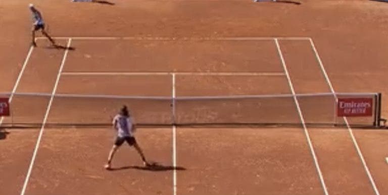 [VÍDEO] Cachín dá show com tweener incrível diante de Tsitsipas