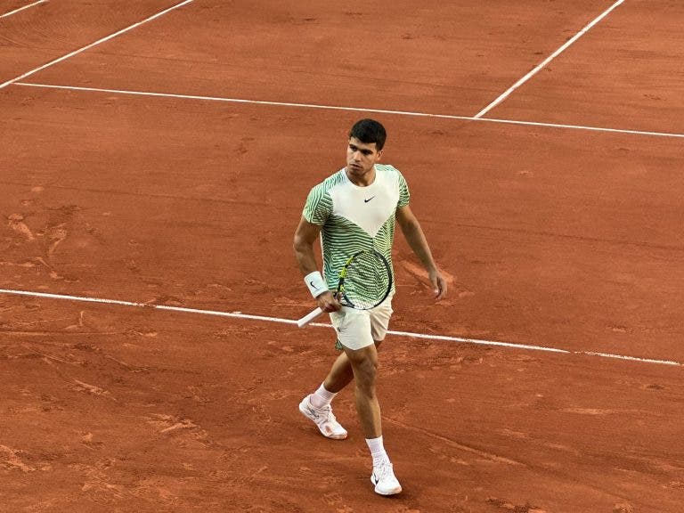 Alcaraz atropela jovem italiano e avança em Roland Garros