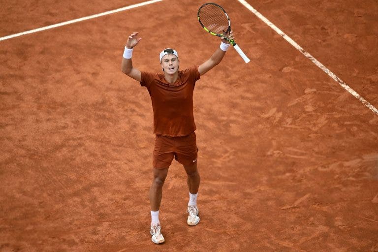 Rune supera polêmica com arbitragem e derruba Djokovic rumo às semis em Roma