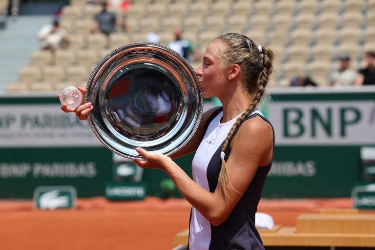 Nova prodígio: Korneeva vence final de Roland Garros júnior e conquista segundo Slam seguido