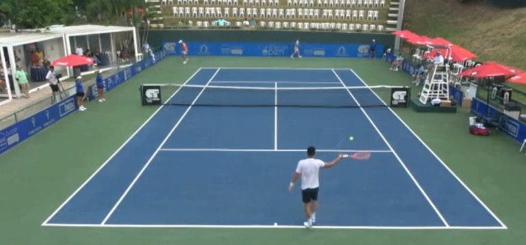 [VÍDEO] Tomic toca em bola que ia para fora em lance bizarro contra brasileiro