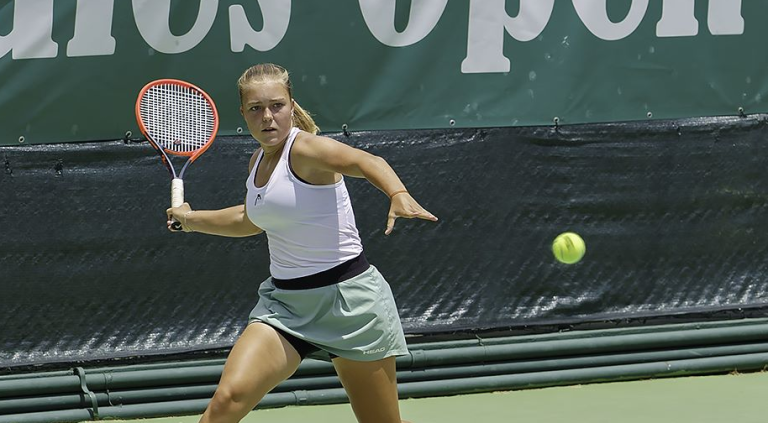 Angelina Voloshchuk bate top 300 WTA aos 16 anos e avança em Setúbal