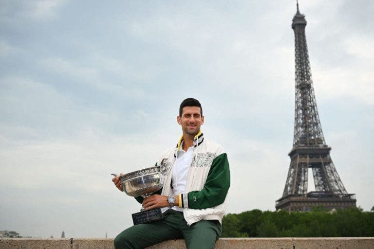 [FOTOS] Djokovic desfilou por Paris com o histórico troféu de Roland Garros