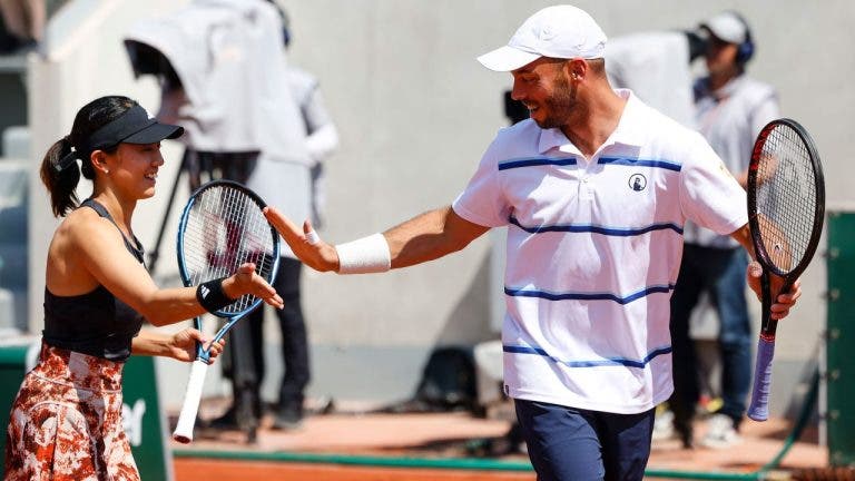 Desqualificada de duplas femininas, Kato vai jogar a final das mistas em Roland Garros