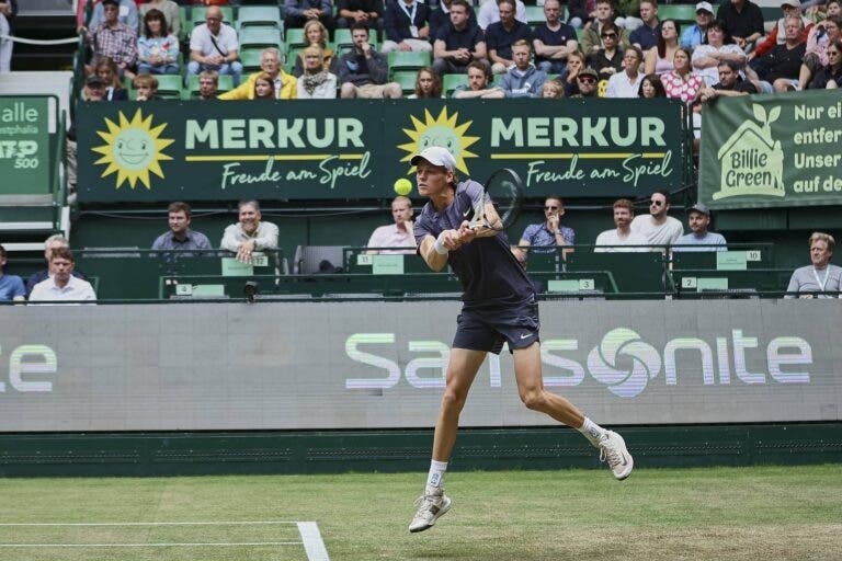 Sinner se lesiona e desiste contra Bublik nas quartas em Halle