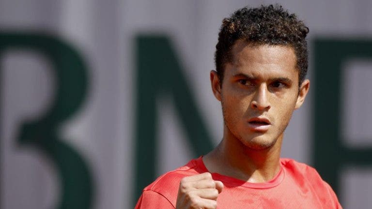 Varillas faz história pelo Peru, elimina Hurkacz e vai enfrentar Djokovic nas oitavas em Roland Garros