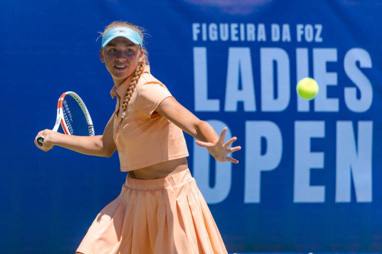 Korneeva continua encantando aos 16 anos e é finalista de ITF em Portugal