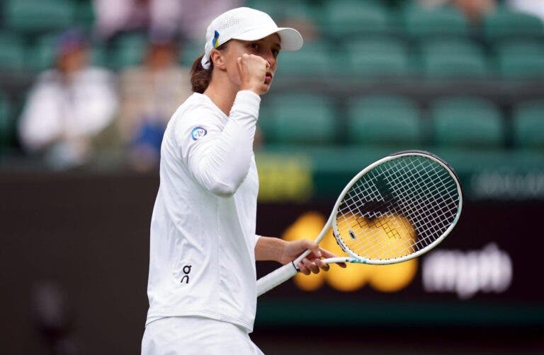 Swiatek supera Zhu e a chuva rumo à segunda rodada de Wimbledon