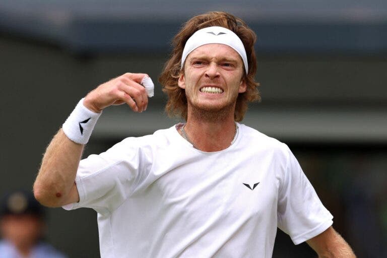 Rublev resiste à louca montanha-russa com Bublik e está nas quartas de Wimbledon