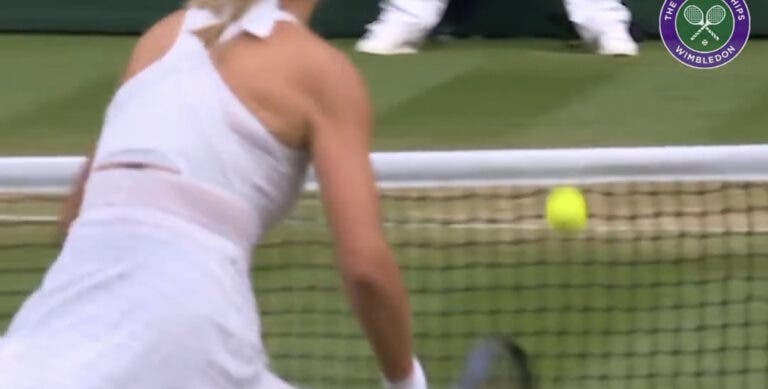 [VÍDEO] Svitolina dispara bola que bate não uma, não duas, mas sim… três vezes na rede