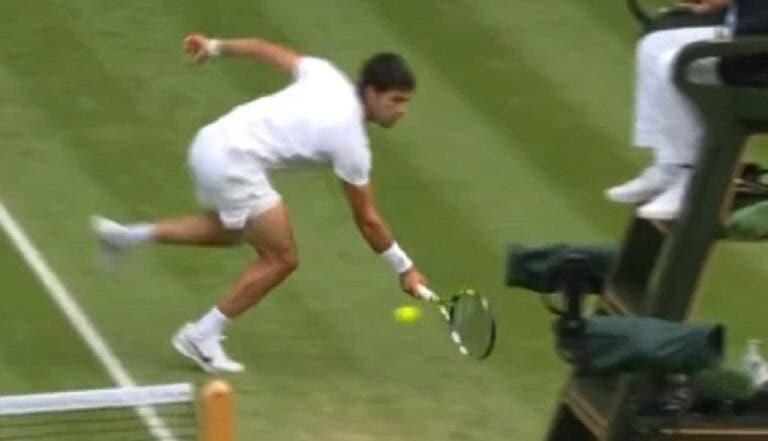 [VÍDEO] Por fora da rede! Alcaraz faz um dos melhores pontos de Wimbledon