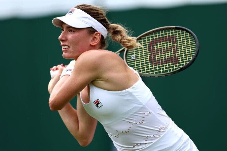 Alexandrova sobrevive a batalha épica e faz em Wimbledon o que nunca foi feito… na história