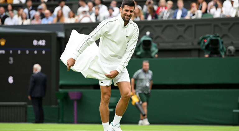 Chove em Wimbledon, fecham o teto… mas jogo de Djokovic fica mais de uma hora parado