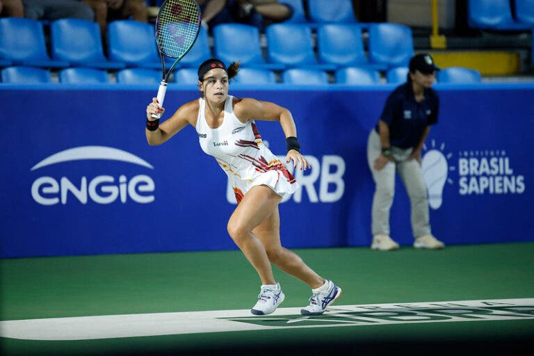 Carol Meligeni perde para canadense de 18 anos na estreia em Brasília