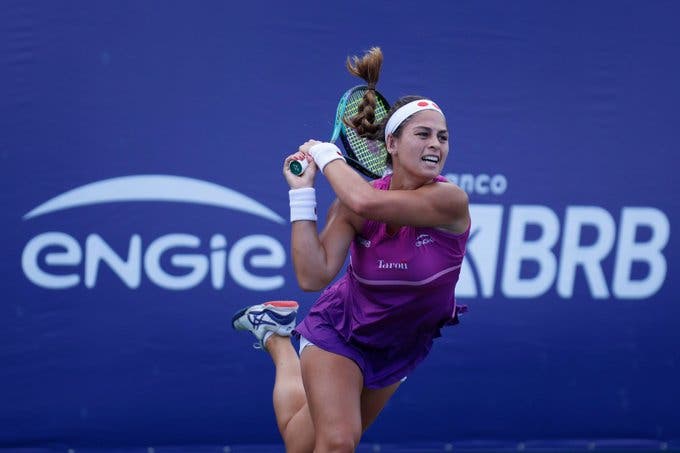 Carol Meligeni é dominada nas oitavas em Vacaria; Luiza Fullana perde em três sets