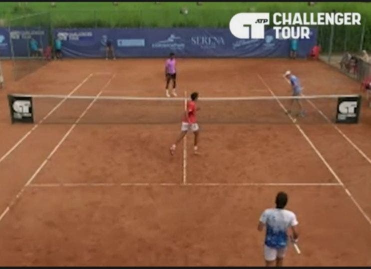 [VÍDEO] Bizarro: argentinos perdem match tie-break após abrirem 9-0 em torneio Challenger