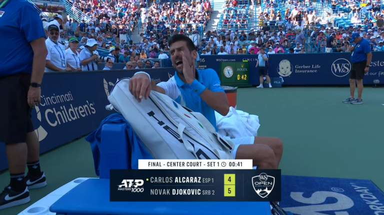 [VÍDEO] Djokovic solta frustração e começa a gritar na direção da equipe técnica