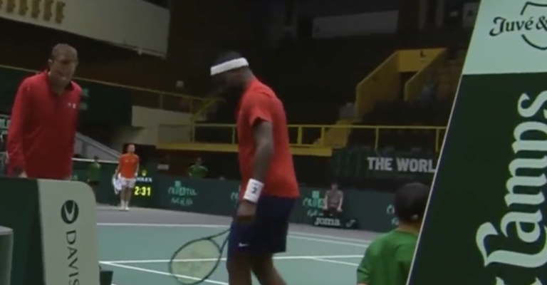 [VÍDEO] Tiafoe perde tie-break do terceiro set nas Davis Cup Finals com… ponto de penalidade