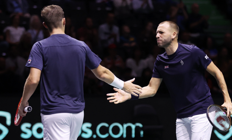 Evans e Skupski salvam quatro match points e classificam a Grã-Bretanha na Copa Davis