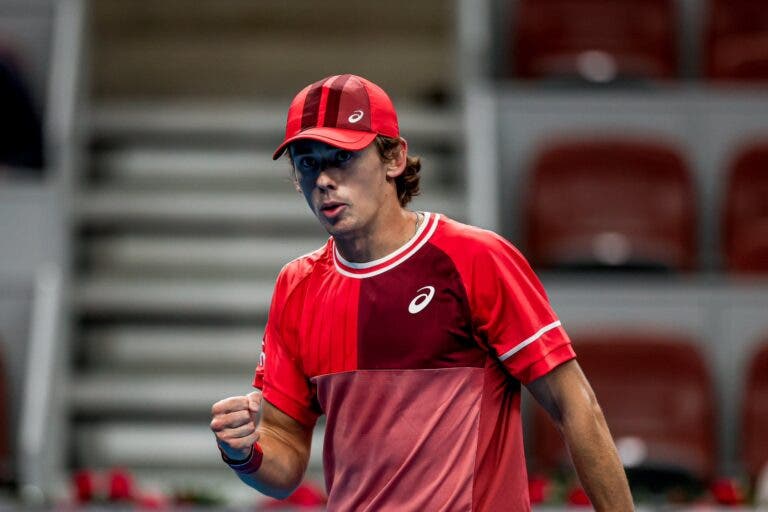 De Minaur salva três match points e vence batalha louca contra Murray em Pequim