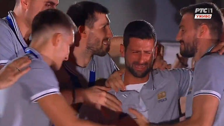 [VÍDEO] Djokovic é recebido em festa e desaba em lágrimas no retorno à Sérvia