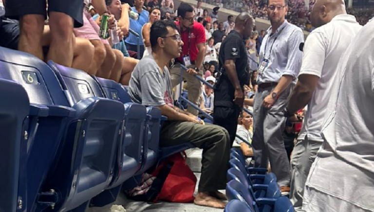 Semifinais do US Open interrompidas por manifestantes que colaram os pés ao chão