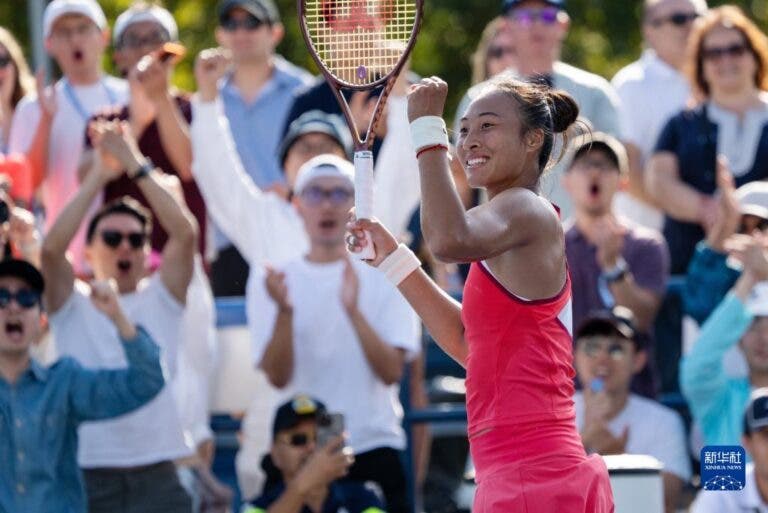 Zheng evita nova recuperação de Jabeur no US Open e estreia nas quartas de um Grand Slam