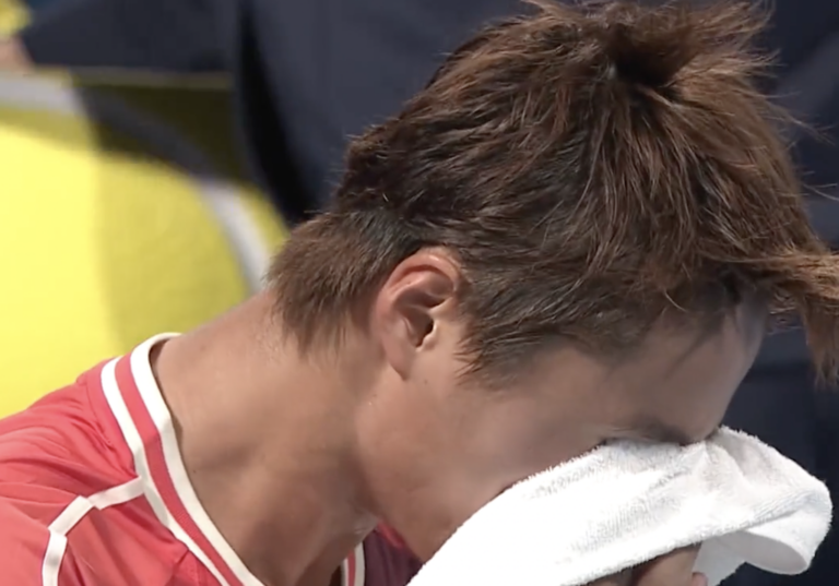 [VÍDEO] Ex-número 1 de juniores chora após primeira vitória em nível ATP em Tóquio